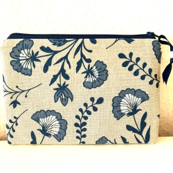 Flaches Schminktäschchen in beige mit blauen Kornblumen