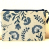 Flaches Schminktäschchen in beige mit blauen Kornblumen