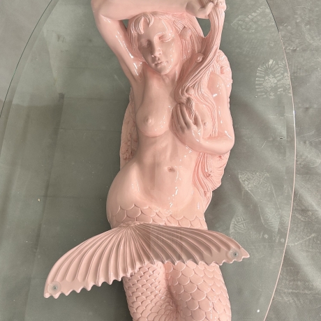 Der Tisch der schönen Meerjungfrau mit Glas.