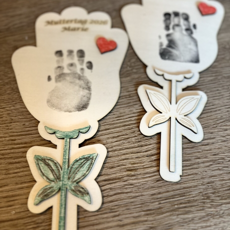 Holzblume mit Handabdruck – personalisiert
