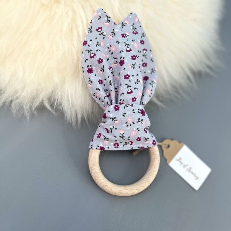 Knisterohr Greifling Holzring Knistertuch Blümchen hellgrau lila