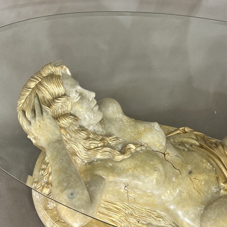 Tisch - eine schöne Frau mit Glas.