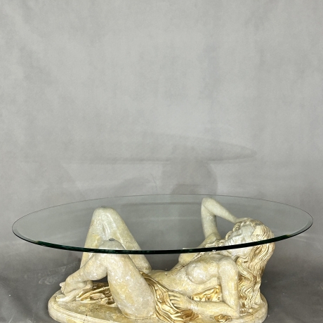 Tisch - eine schöne Frau mit Glas.