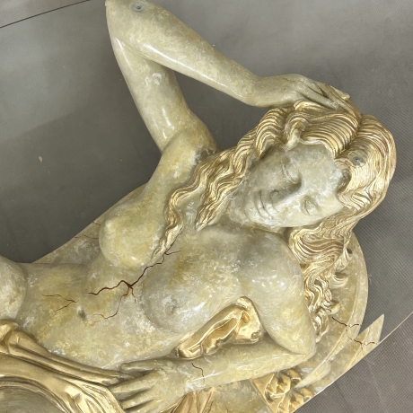 Tisch - eine schöne Frau mit Glas.