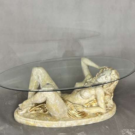 Tisch - eine schöne Frau mit Glas.