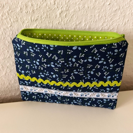 Schminktäschchen Etui blau grün Blümchen Bordüre