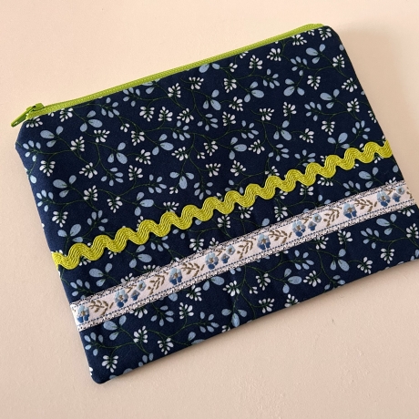 Schminktäschchen Etui blau grün Blümchen Bordüre