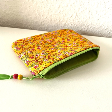 Schminktäschchen Etui abgerundet gelb grün rot Blümchen