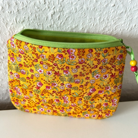 Schminktäschchen Etui abgerundet gelb grün rot Blümchen