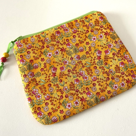 Schminktäschchen Etui abgerundet gelb grün rot Blümchen