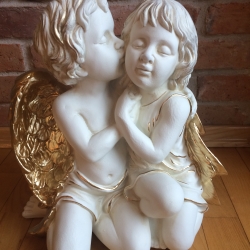 Schöne Figur, zwei Engel. Ein süßer Kuss. 39 cm.