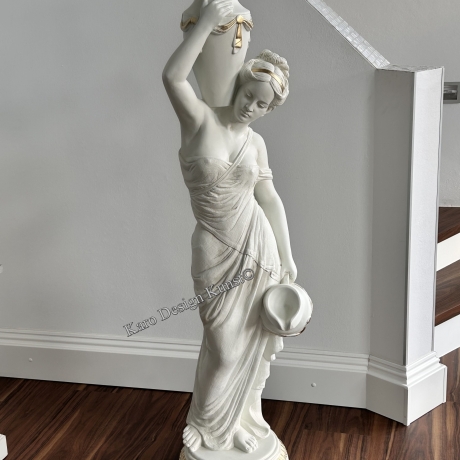 Schöne, große Figur einer Frau, die eine Krug trägt. 141 cm.