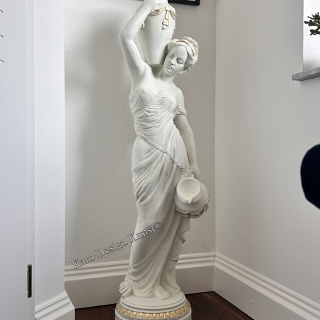 Schöne, große Figur einer Frau, die eine Krug trägt. 141 cm.