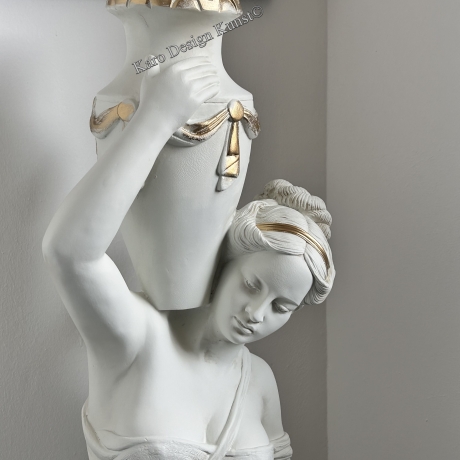 Schöne, große Figur einer Frau, die eine Krug trägt. 141 cm.