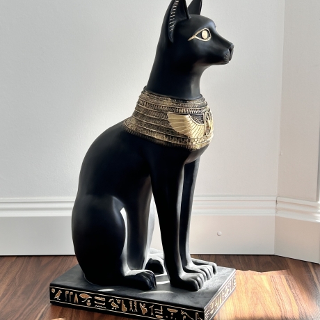 Figur einer ägyptischen Katze, Skarabäus und Hieroglyphen. 74 cm.