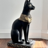 Figur einer ägyptischen Katze, Skarabäus und Hieroglyphen. 74 cm.