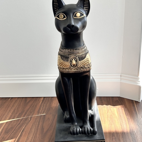 Figur einer ägyptischen Katze, Skarabäus und Hieroglyphen. 74 cm.