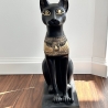 Figur einer ägyptischen Katze, Skarabäus und Hieroglyphen. 74 cm.