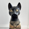 Figur einer ägyptischen Katze, Skarabäus und Hieroglyphen. 74 cm.