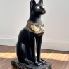 Figur einer ägyptischen Katze, Skarabäus und Hieroglyphen. 74 cm.