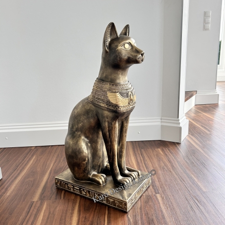 Figur einer ägyptischen Katze, Skarabäus und Hieroglyphen. 74 cm.