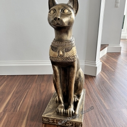 Figur einer ägyptischen Katze, Skarabäus und Hieroglyphen. 74 cm.
