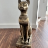 Figur einer ägyptischen Katze, Skarabäus und Hieroglyphen. 74 cm.