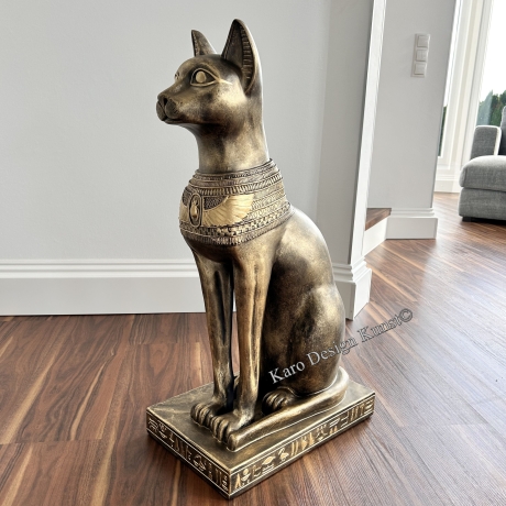 Figur einer ägyptischen Katze, Skarabäus und Hieroglyphen. 74 cm.