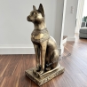 Figur einer ägyptischen Katze, Skarabäus und Hieroglyphen. 74 cm.