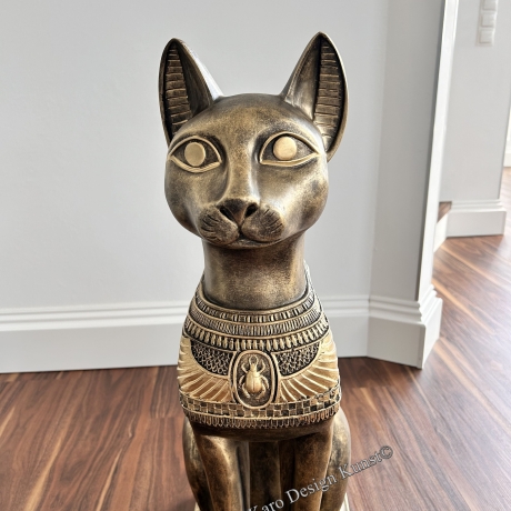 Figur einer ägyptischen Katze, Skarabäus und Hieroglyphen. 74 cm.