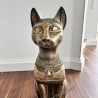 Figur einer ägyptischen Katze, Skarabäus und Hieroglyphen. 74 cm.