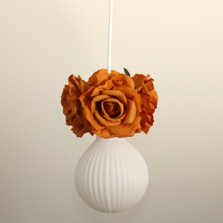 Romantische Lampe mit Blumen & Rosenblüten in der Farbe Cognac