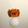 Romantische Lampe mit Blumen & Rosenblüten in der Farbe Cognac