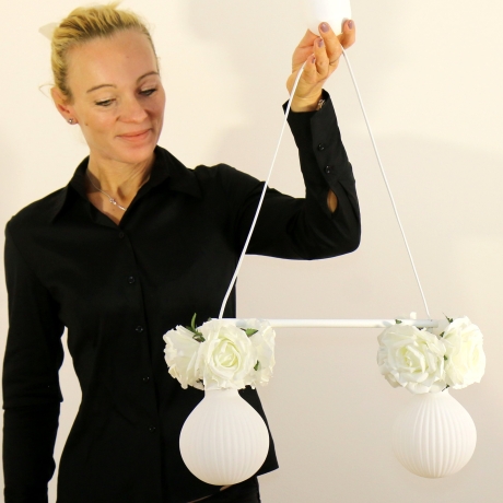 Romantische Lampe mit Blumen und Rosenblüten in Weiß