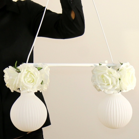 Romantische Lampe mit Blumen und Rosenblüten in Weiß