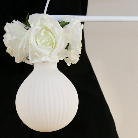 Romantische Lampe mit Blumen und Rosenblüten in Weiß