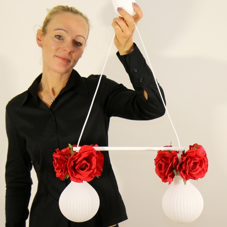 Romantische Lampe mit Blumen und Rosenblüten in Rot