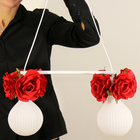 Romantische Lampe mit Blumen und Rosenblüten in Rot