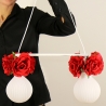 Romantische Lampe mit Blumen und Rosenblüten in Rot