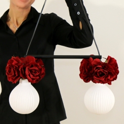 Romantische Lampe mit Blumen & Rosenblüten in Dunkelrot
