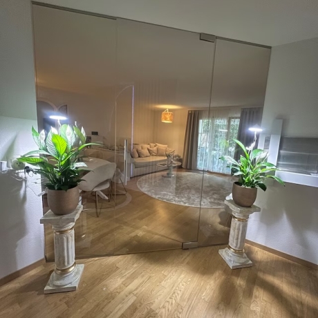 Schön bemalte griechische Säule. 68 cm.