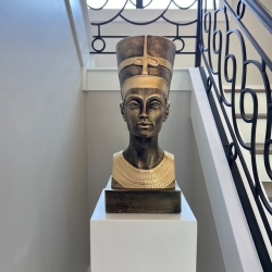 Schöne Büste der ägyptischen Königin - Nofretete 52 cm.
