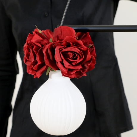 Romantische Lampe mit Blumen & Rosenblüten in Dunkelrot, Unikat