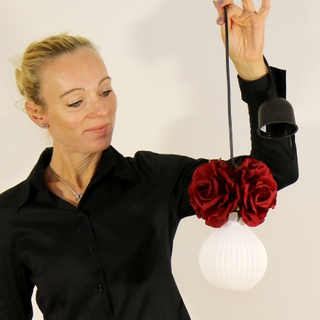 Romantische Lampe mit Blumen & Rosenblüten in Dunkelrot, Unikat