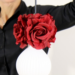 Romantische Lampe mit Blumen & Rosenblüten in Dunkelrot, Unikat