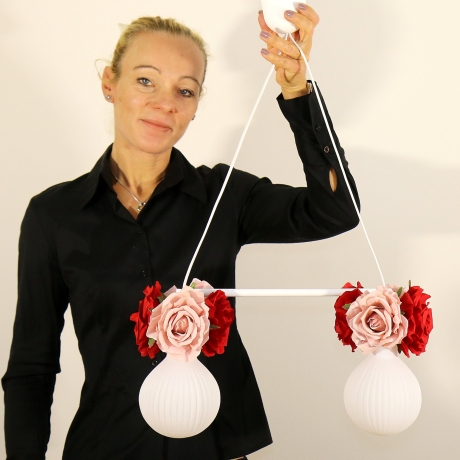 Romantische Lampe mit Blumen und Rosenblüten in Rot und Altrosa