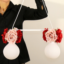 Romantische Lampe mit Blumen und Rosenblüten in Rot und Altrosa