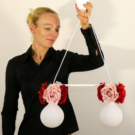 Romantische Lampe mit Blumen und Rosenblüten in Rot und Altrosa