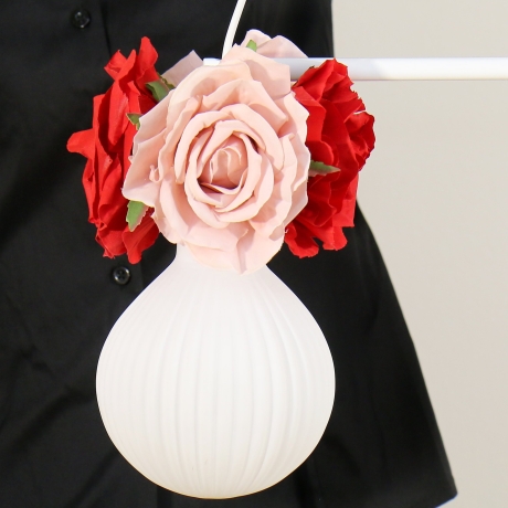 Romantische Lampe mit Blumen und Rosenblüten in Rot und Altrosa