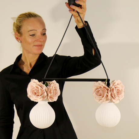 Romantische Lampe mit Blumen & Rosenblüten in Altrosa, Unikat